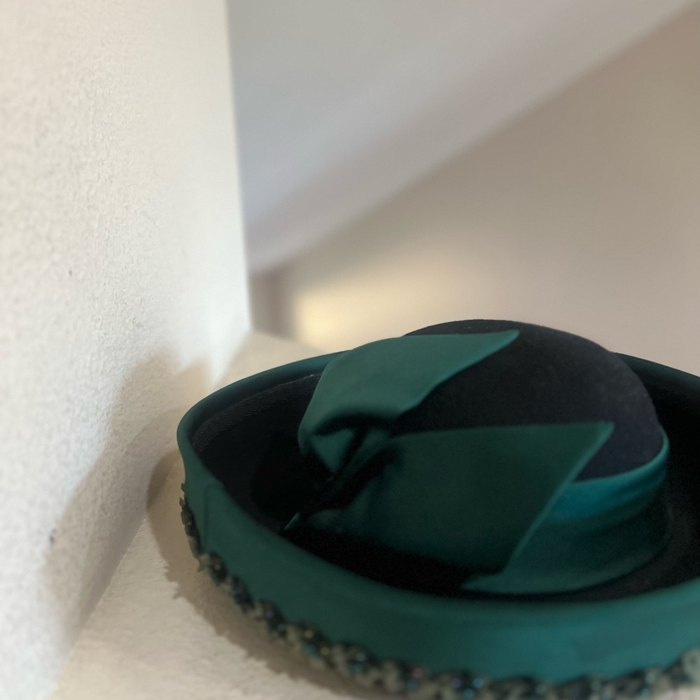 WHITTALL & SHON Vintage HAT Green 100% Wool Felt CHURCH DERBY Rhinestone Beaded - Picture 8 of 12
